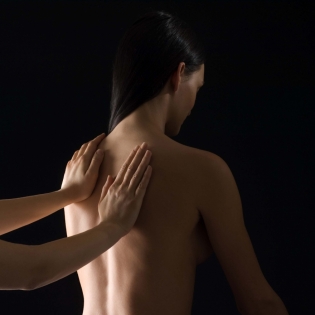 Soins du corps Elizen appliqués sur le dos